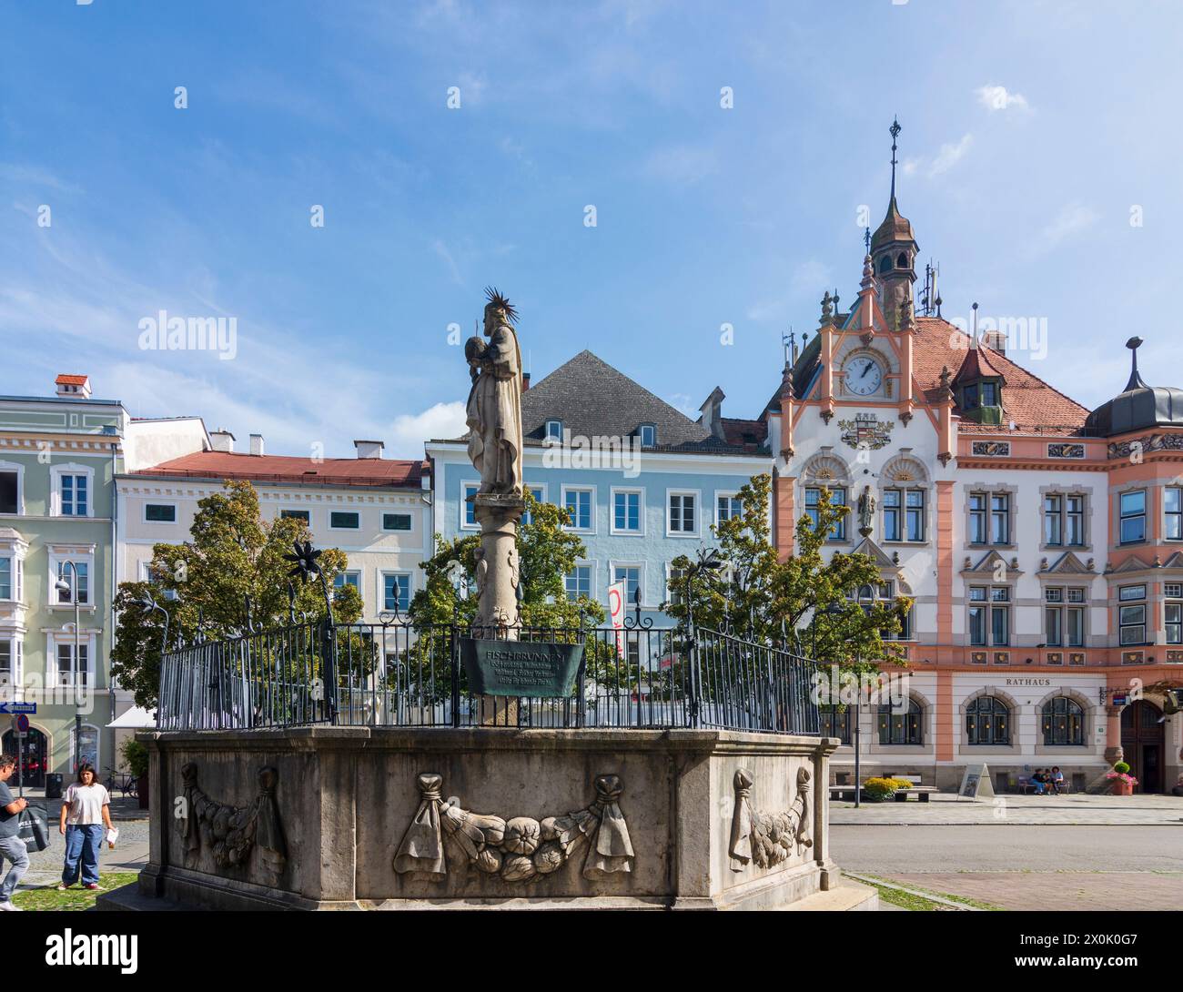 Braunau am Inn, square Stadtplatz, Town hall, fountain Fischbrunnen in Innviertel, Oberösterreich, Upper Austria, Austria Stock Photo