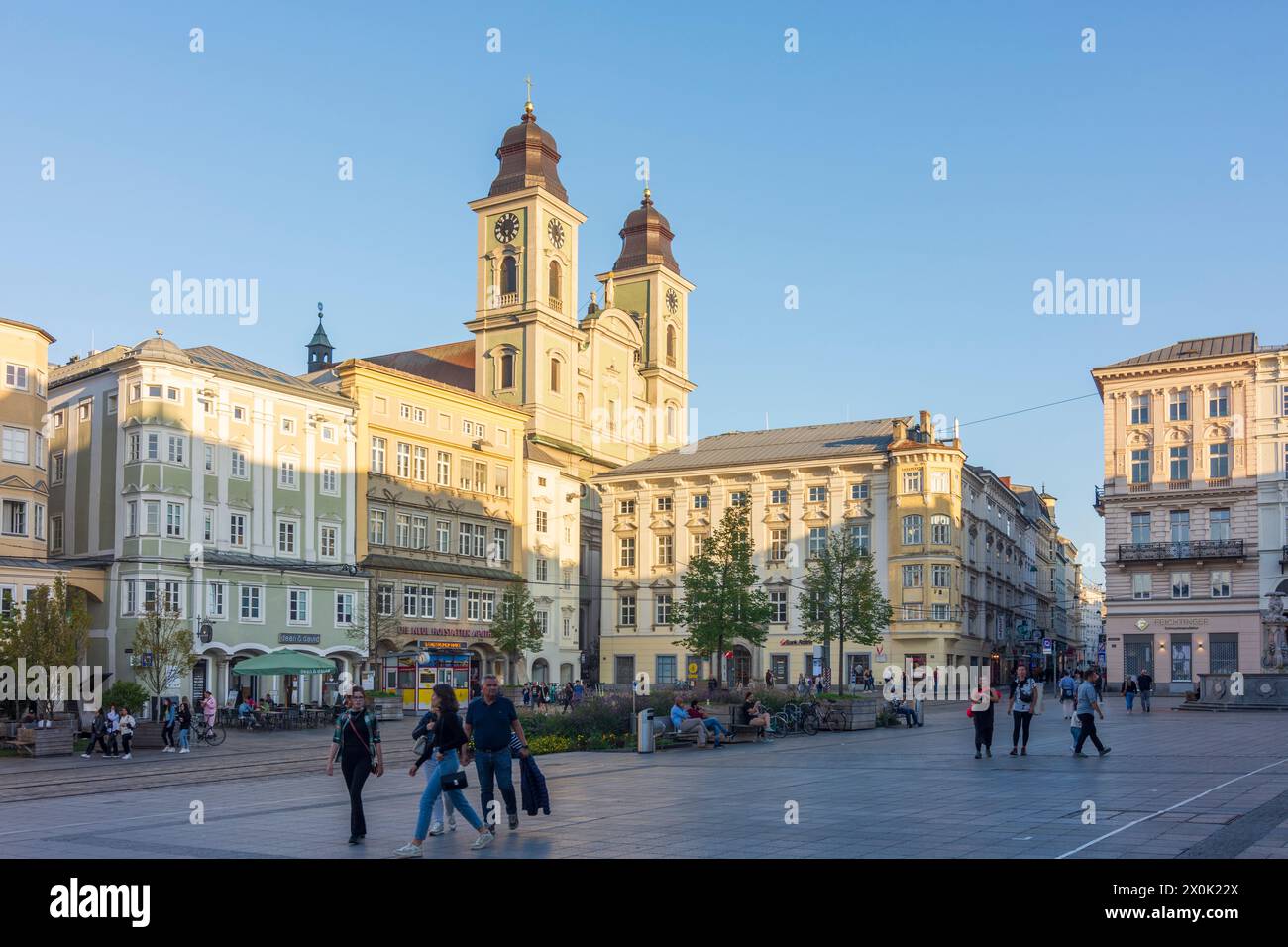 Linz, square Hauptplatz, Alter Dom (Old Cathedral), openair restaurant in Zentralraum, Oberösterreich, Upper Austria, Austria Stock Photo