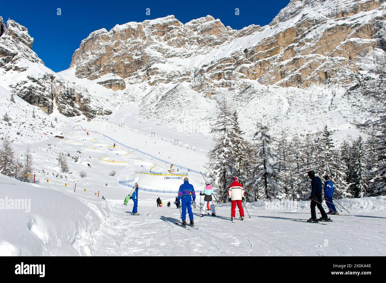 Skiers on the way to the Colfosco Edelweiss Snowpark, Colfosco, Colfosco, Alta Badia ski area, Dolomites, South Tyrol, Italy Stock Photo