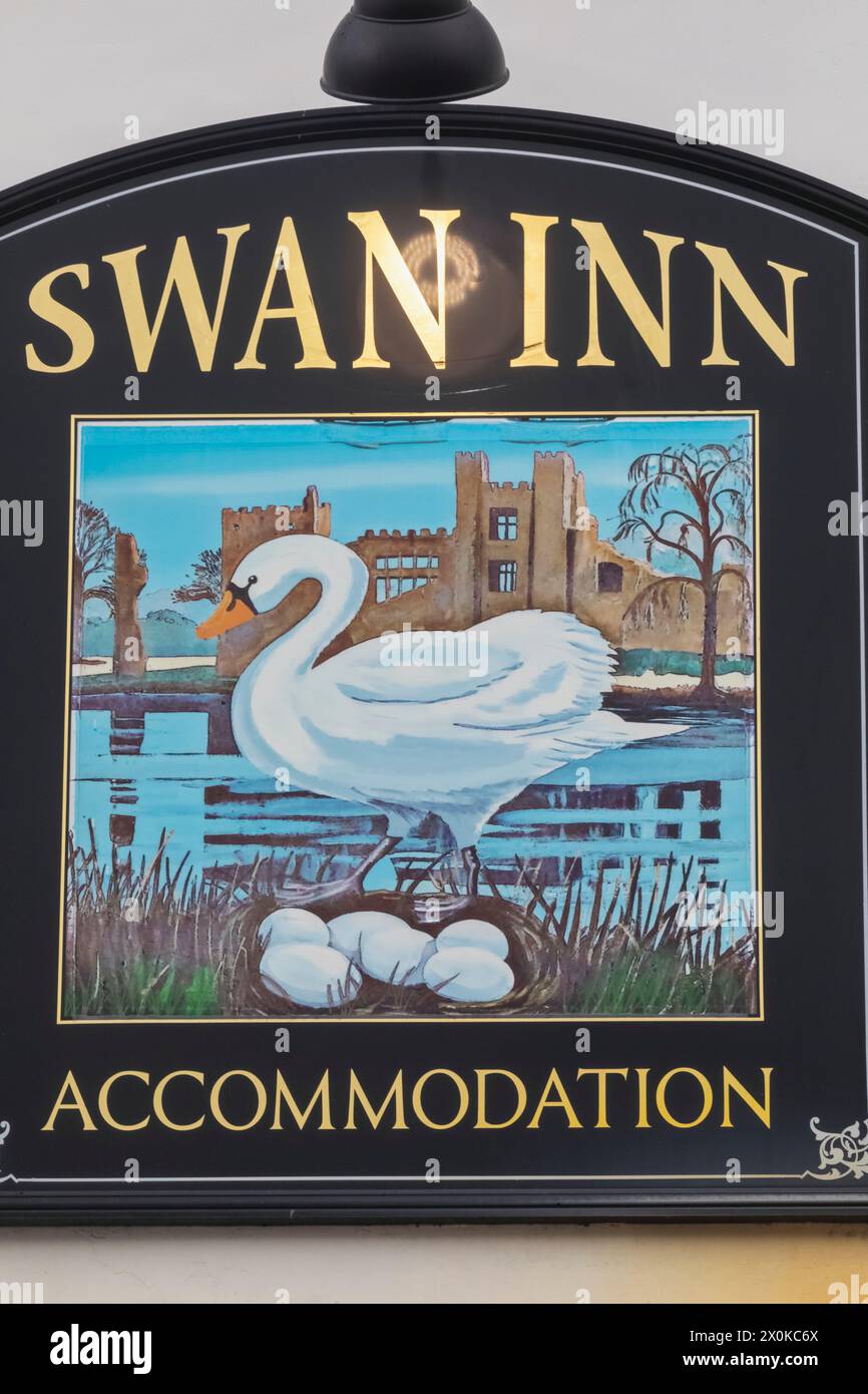 England, West Sussex, Midhurst, The Swan Inn Hotel Sign Stock Photo