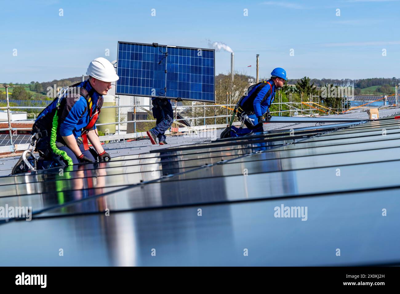Installation of solar modules on the roof of a commercial enterprise ...