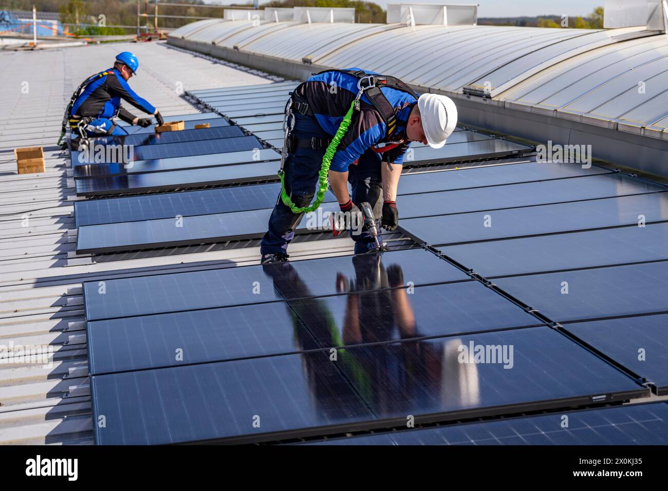 Installation of solar modules on the roof of a commercial enterprise ...