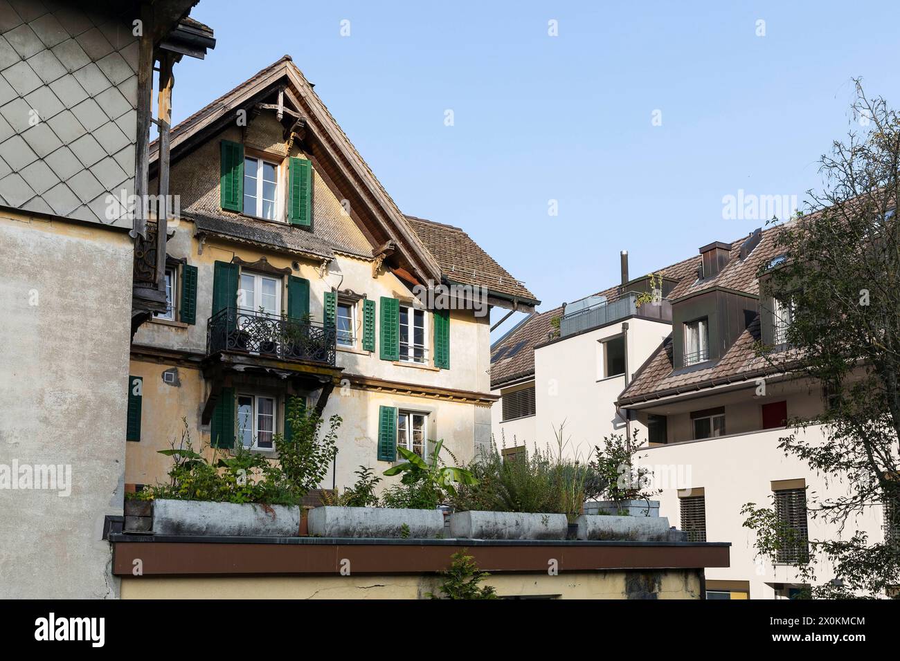 eng bebaut mit alten Gebäuden und neuen Fassaden erlebt man die Altstadt von Weesen, St. Gallen, Schweiz *** The old town of Weesen, St Gallen, Switze Stock Photo