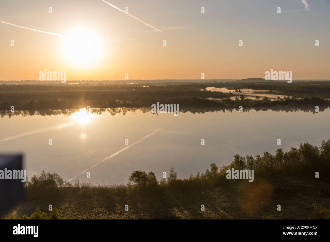Sonnenaufgang über dem Cospudener See mit Morgennebel vom Aussichtsturm Bistumhöhe gesehen, Zwenkau, Sachsen, Deutschland *** Sunrise over Lake Cospud Stock Photo