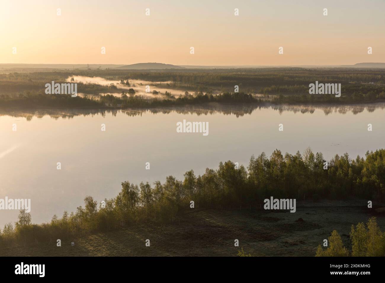 Morgennebel am Südufer vom Cospudener See bei Sonnenaufgang, vom Aussichtsturm Bistumhöhe gesehen, Zwenkau, Sachsen, Deutschland *** Morning fog on th Stock Photo