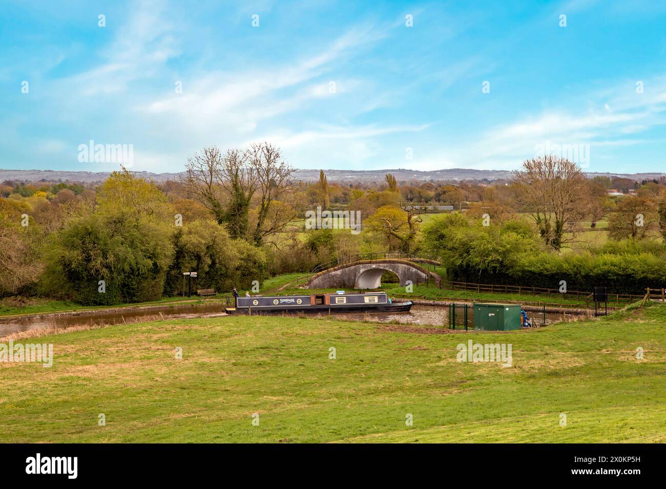 Canal narrowboat making the turn left from the Shropshire Union canal into the Llangollen canal in the Cheshire countryside at Hurleston Junction Stock Photo