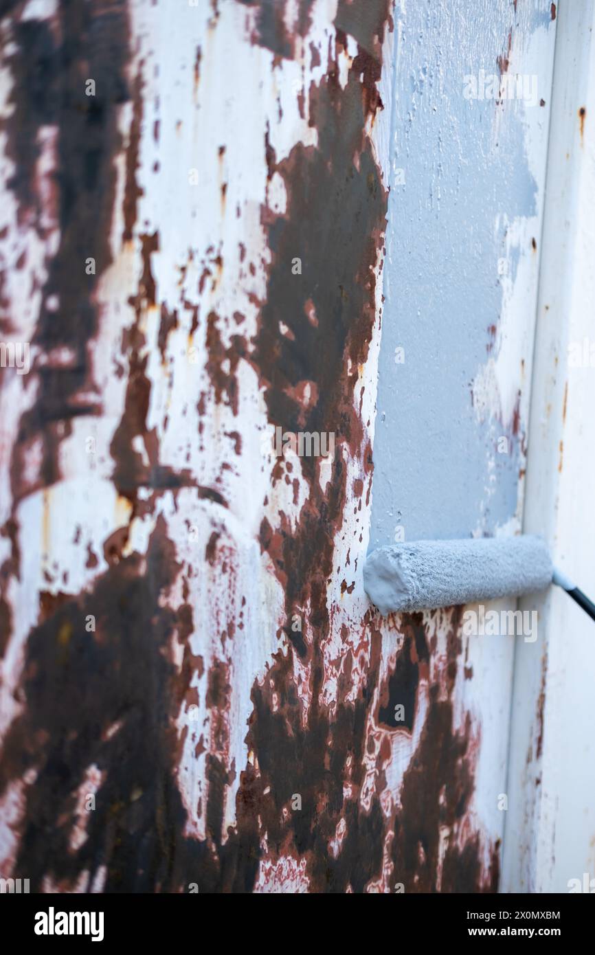 Anti-rust primer paint roller, on the rusty metal panel Stock Photo - Alamy