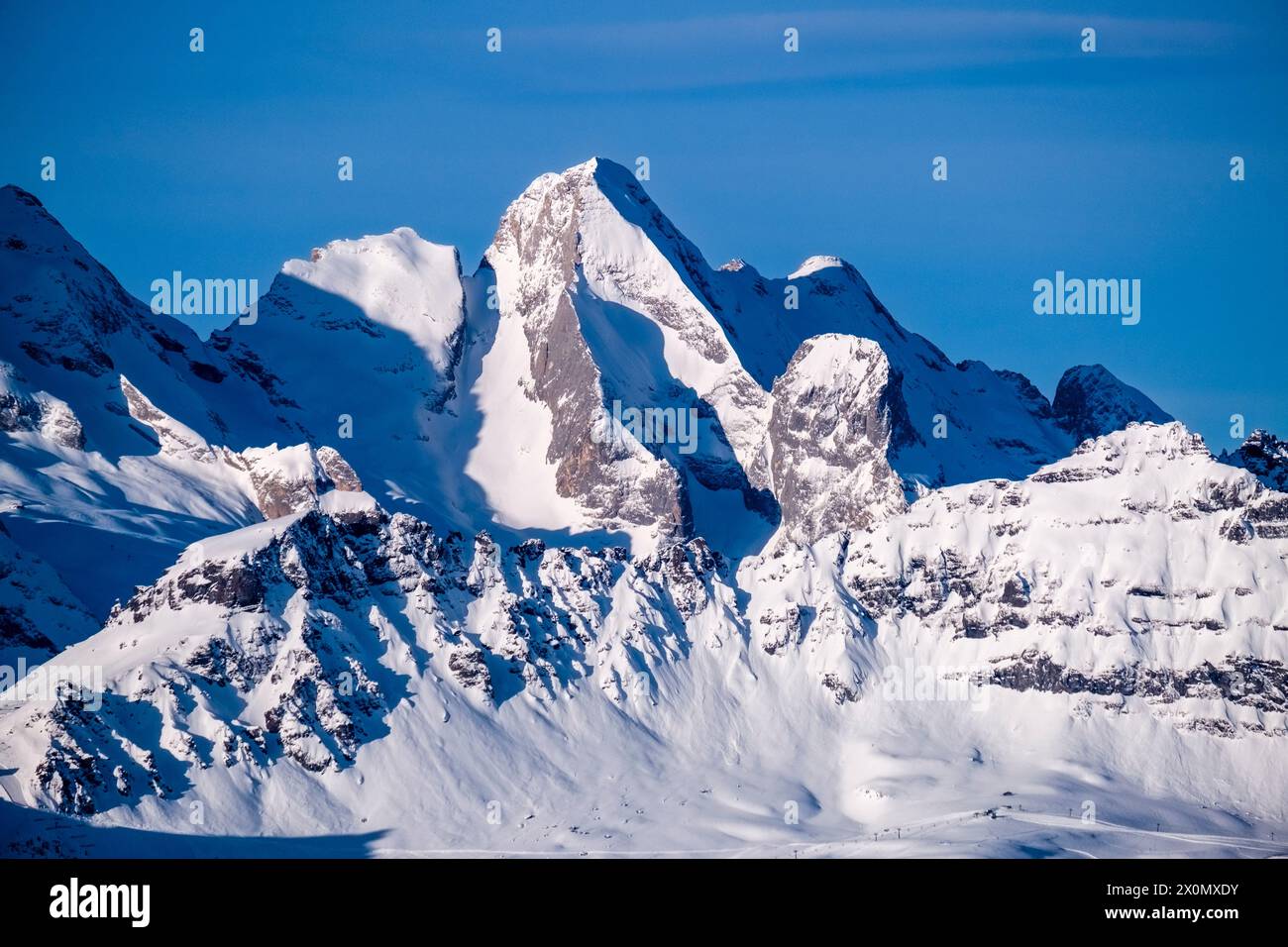 The snow-covered summits of Piccolo Vernel, Gran Vernel and Roda de Mulon in winter, seen from Mt. Lagazuoi at sunrise. Stock Photo