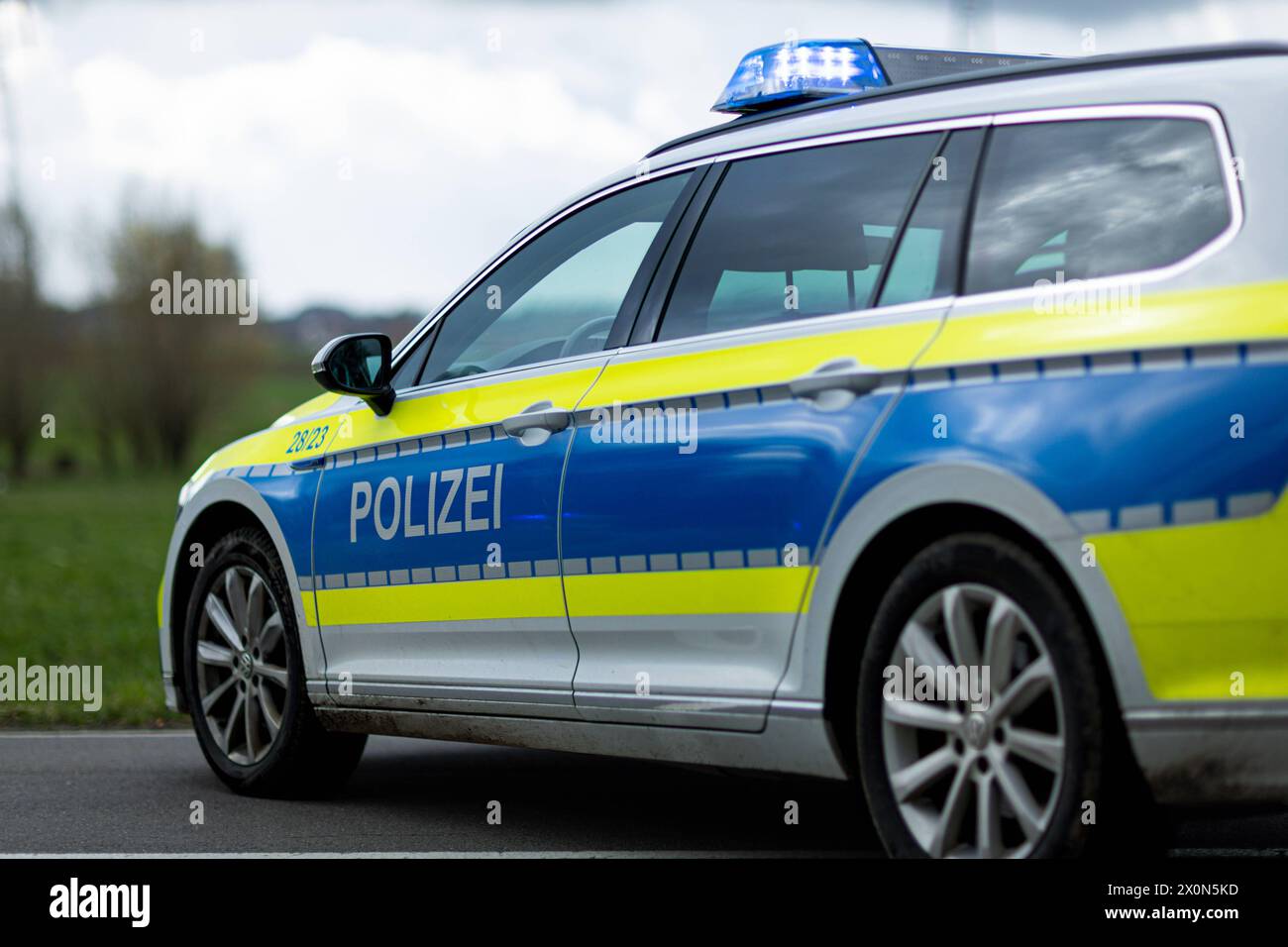 Melle, Deutschland 23. März 2024: Im Bild: Ein Einsatzfahrzeug, Streifenwagen, der Polizei Osnabrück steht mit Blaulicht und Schriftzug als Straßensperre auf einer Landstraße. Landkreis Osnabrück Niedersachsen *** Melle, Germany March 23, 2024 In the picture An emergency vehicle, patrol car, of the Osnabrück police stands with blue lights and lettering as a roadblock on a country road in the district of Osnabrück Lower Saxony Copyright: xFotostandx/xGelhotx Stock Photo