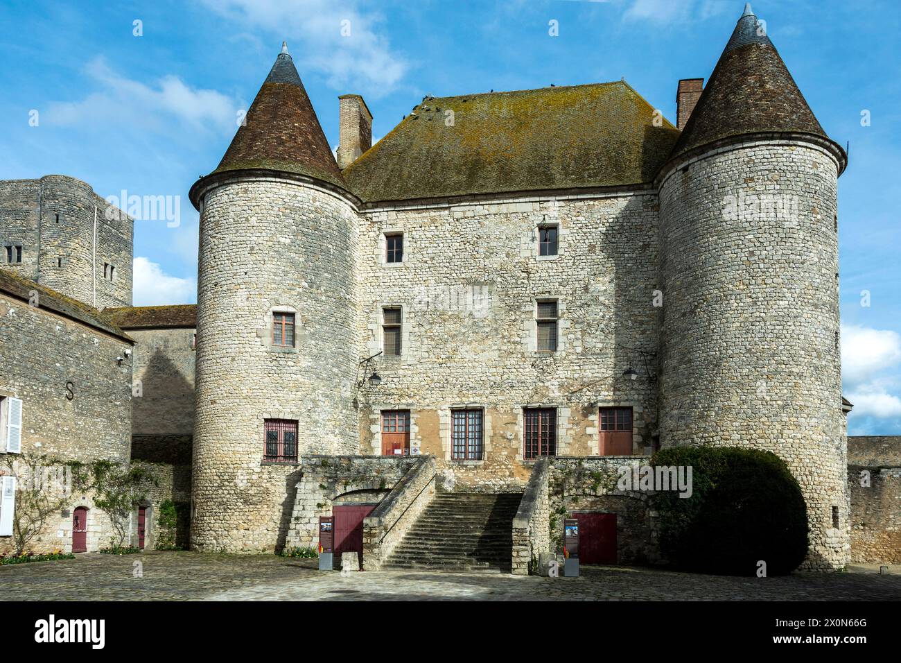 Seine-et-Marne (77) Nemours. L'ancien chateau-fort est devenu chateau-musée // France. Ile de France. Seine-et-Marne (77) Nemours. The former castle h Stock Photo