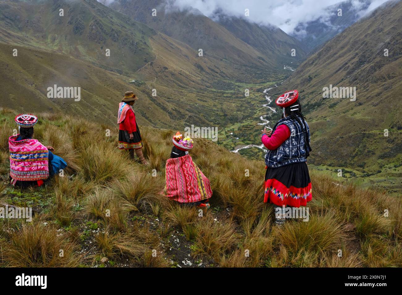 Peru, province of Cuzco, the Sacred Valley of the Incas, communities of the Andes, group of women in the Vilcanota valley Stock Photo