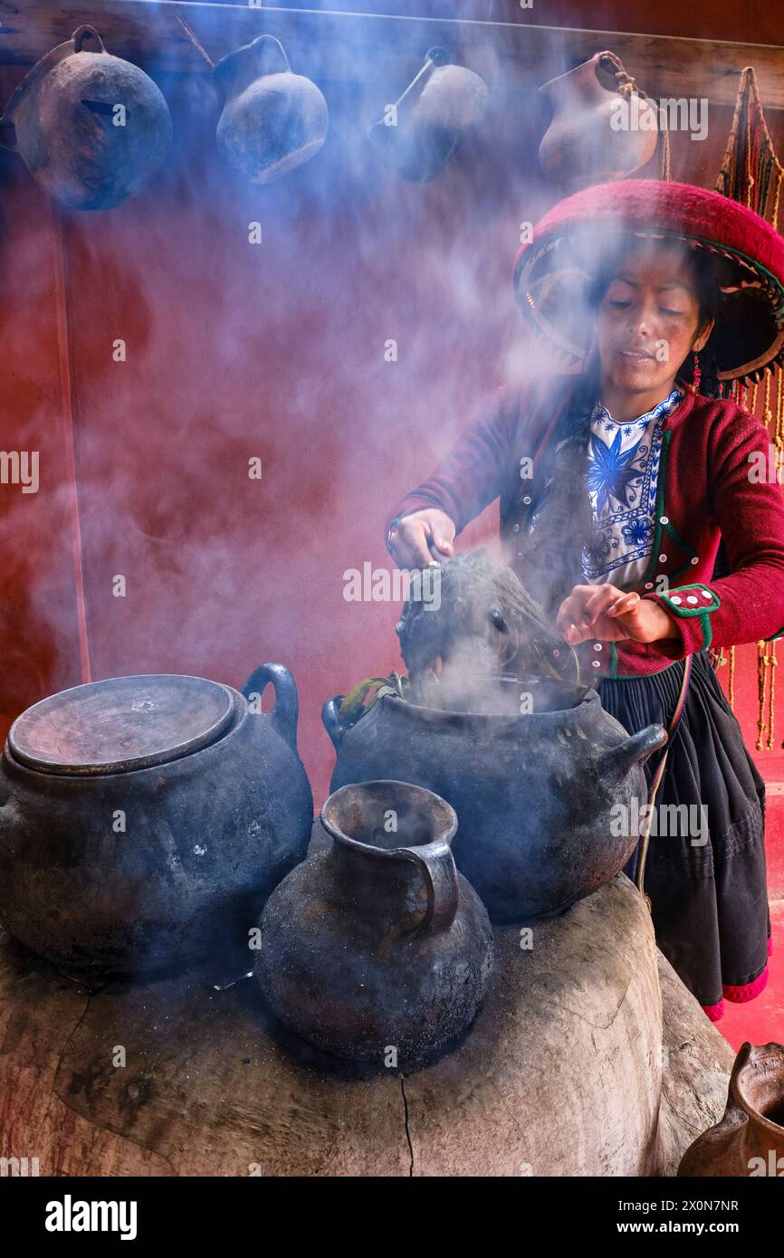 Peru, province of Cuzco, the sacred valley of the Incas, Chinchero, traditional weaving by women of the Quechua community, wool dye Stock Photo