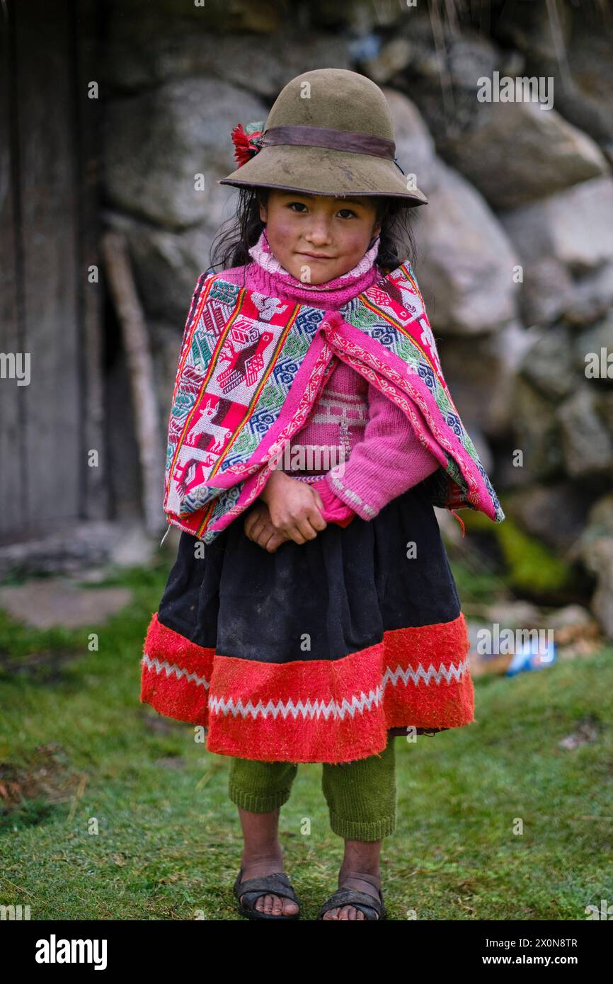 Peru, province of Cuzco, Sacred Valley of the Incas, community of the Andes, young Quechua girl Stock Photo