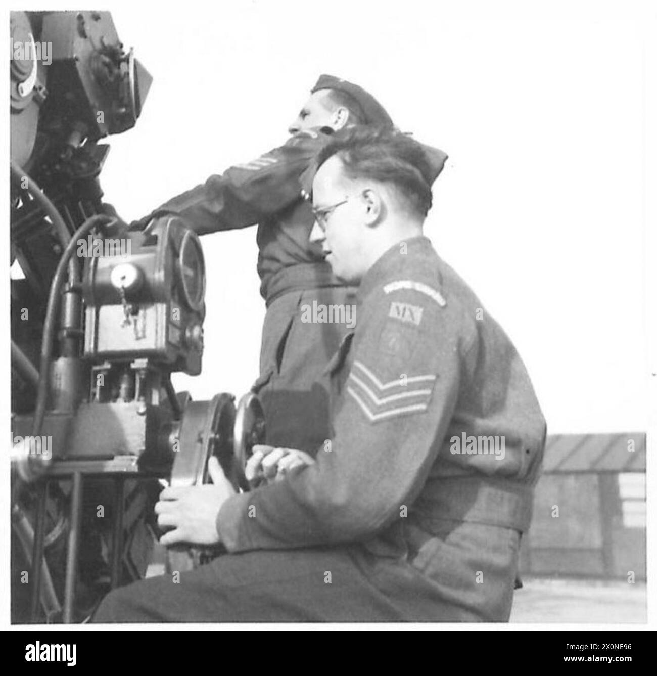 HOME GUARDS GIVE UP HOLIDAYS FOR A.A. TRAINING - Home Guard Sergeant W.J. Richard of Edmonton on the sights of a 3.7-inch gun. Photographic negative , British Army Stock Photo