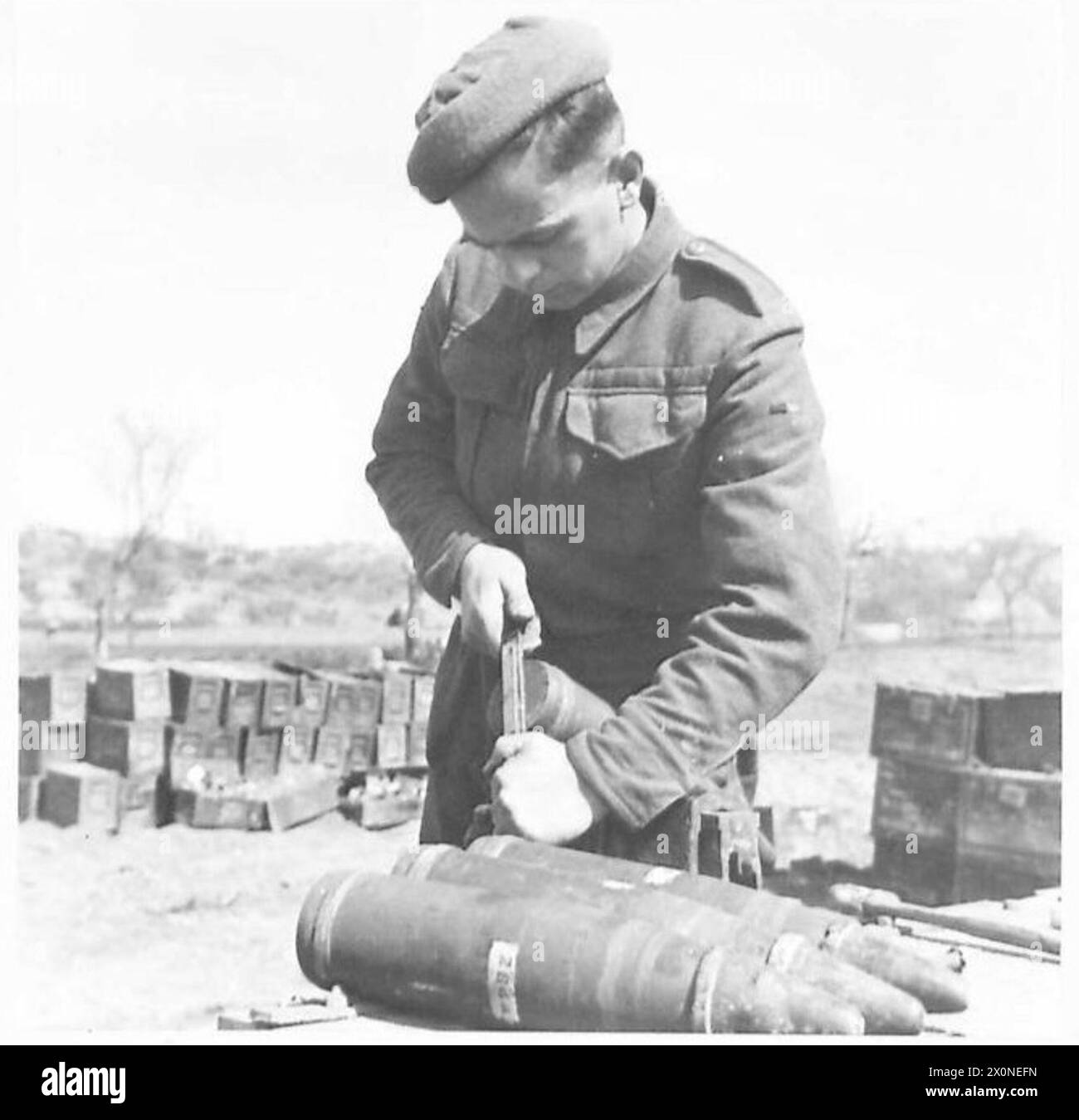 EIGHTH ARMY : PSYCHOLOGICAL WARFARE - Pte. Carnell of Darlington unscrewing the base plate of a 25-pounder smoke shell Photographic negative , British Army Stock Photo