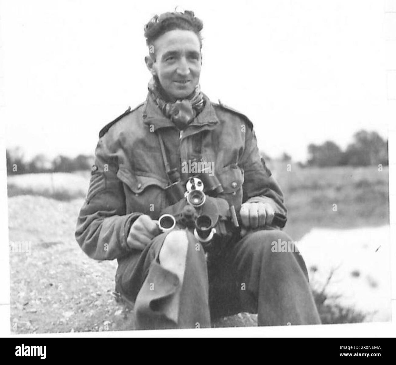 OPERATION 'MARKET GARDEN' - THE BATTLE FOR ARNHEM, SEPTEMBER 1944 - Portrait of Sgt G Walker, one of the three Army Film and Photographic Unit Photographers who took the graphic still and cine pictures of the 1st Airborne Division epic fight at Arnhem, taken at the AFPU Centre at Pinewood on the day that they arrived back. Walker is carrying his cine camera Stock Photo