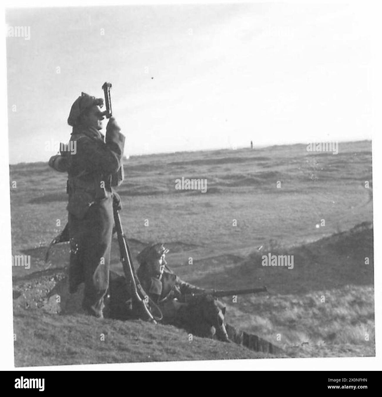 THE POLISH ARMY IN BRITAIN, 1940-1947 - A patrol of the 1st Polish Corps on duty in the dunes at St Andrews, 22 November 1940. Note periscope binoculars used by the soldier on the left Polish Army, Polish Armed Forces in the West, 1st Corps Stock Photo