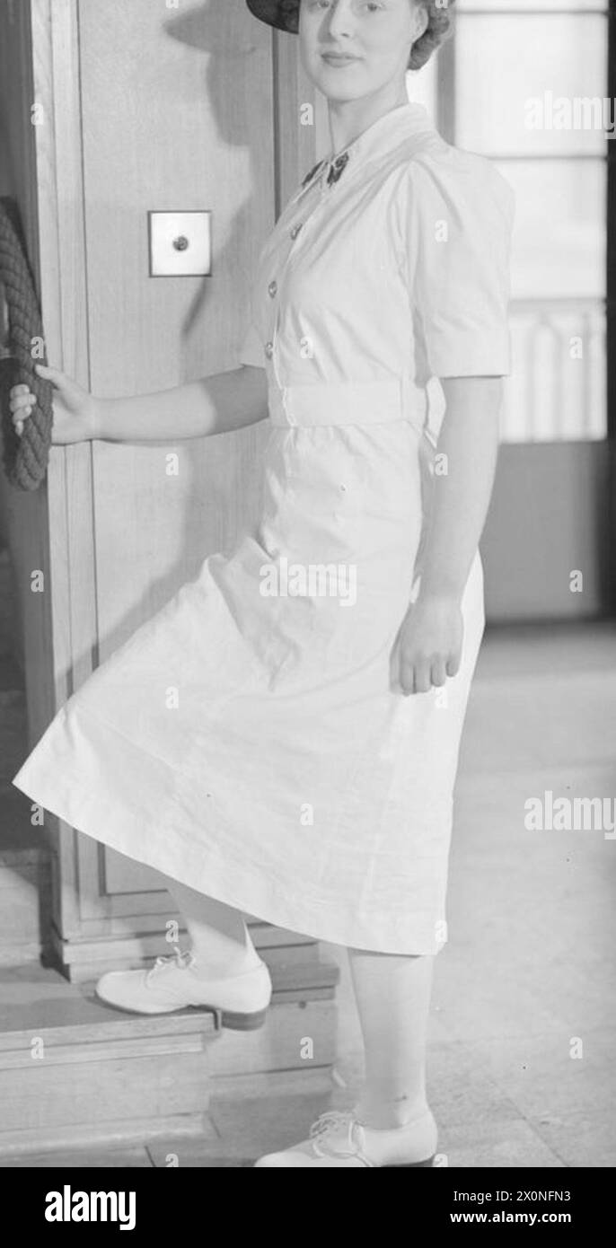 WRNS TROPICAL UNIFORMS FOR WEAR IN SINGAPORE. 1941. - A Chief Wren Wireless Telegraphist in the uniform designed for tropical wear Royal Navy, Women's Royal Naval Service Stock Photo