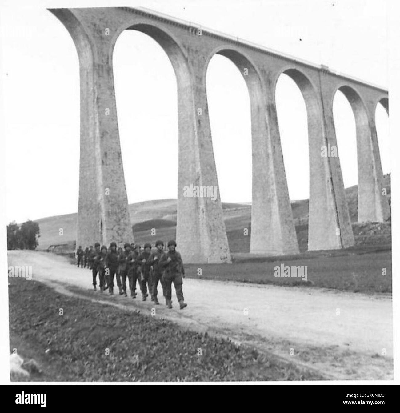 THE BRITISH ARMY IN THE TUNISIA CAMPAIGN, NOVEMBER 1942-MAY 1943 - British paratroops set off on patrol duty near Beja, 26 December 1942 British Army, British Army, 1st Army, British Army, Parachute Regiment Stock Photo