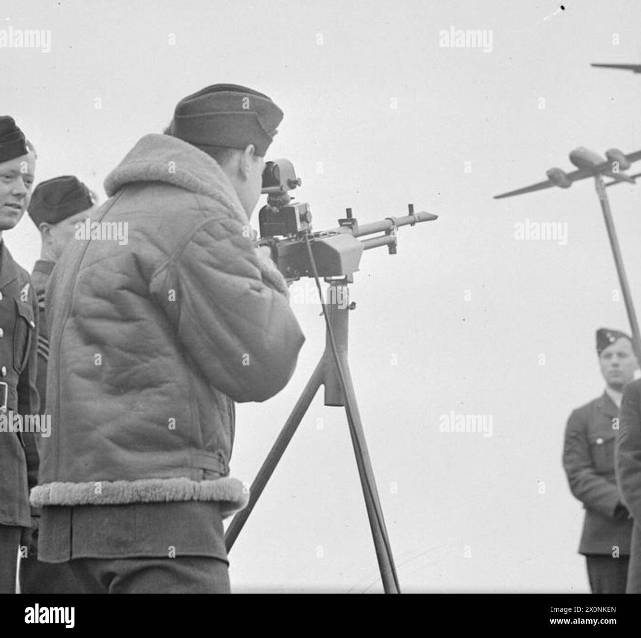 ROYAL AIR FORCE ARMY C-OPERATION COMMAND, 1940-1943. - Air gunners of No. 400 Squadron RCAF being trained in aircraft recognition and judging the distances of enemy aircraft by means of scale models, at Odiham, Hampshire Royal Canadian Air Force, 400 Squadron Stock Photo