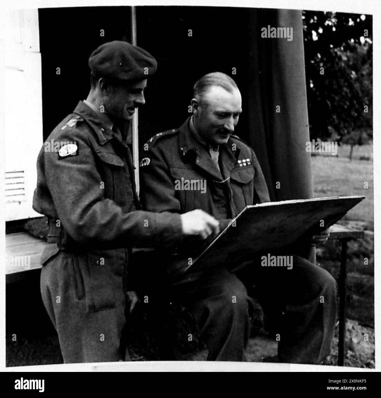 Lieutenant General N.M. Ritchie discusses frontline movements with ...