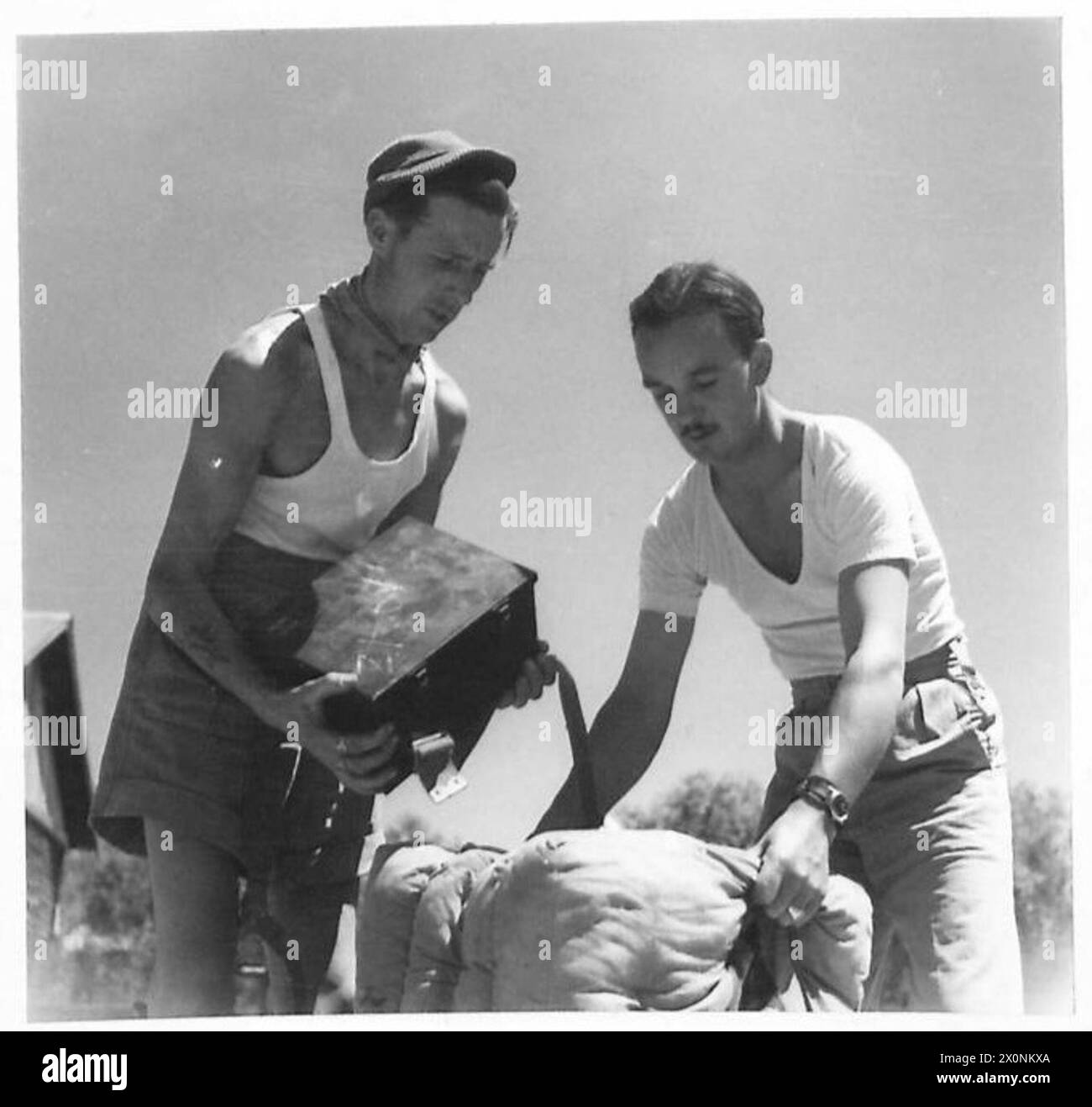 BRITISH AID TO PARTISANS IN NORTHERN ITALY Packing a W/T set into a