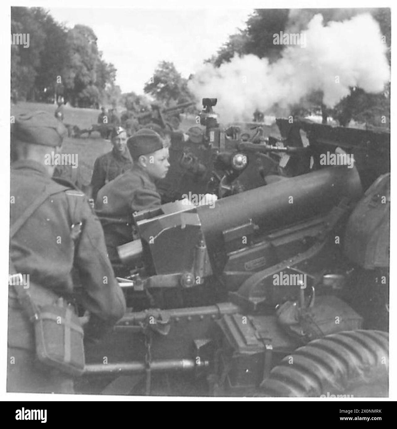 British artillery shown firing Black and White Stock Photos & Images ...