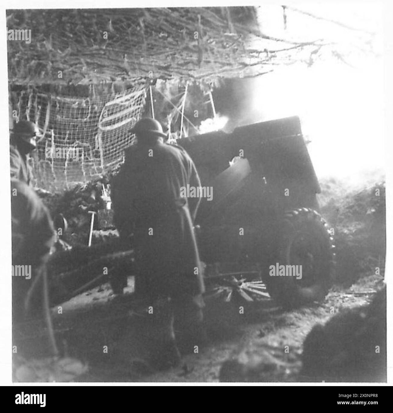 ITALY : EIGHTH ARMY : NEWFOUNDLAND GUNNERS IN ITALY - 'Q' Battery's guns in action at night. Photographic negative , British Army Stock Photo