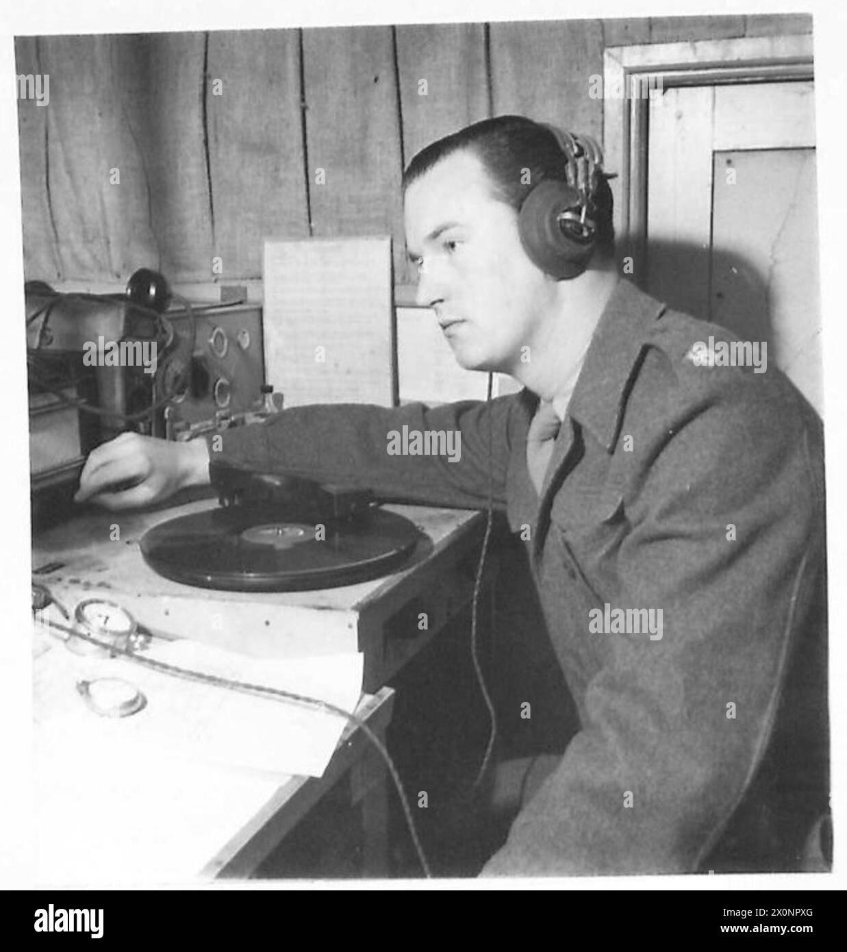 ITALY FORCES BROADCASTING 1944 - Clifford Davis spinning in records for one of the programmes broadcast from B4 Italy Forces Broadcasting Stock Photo