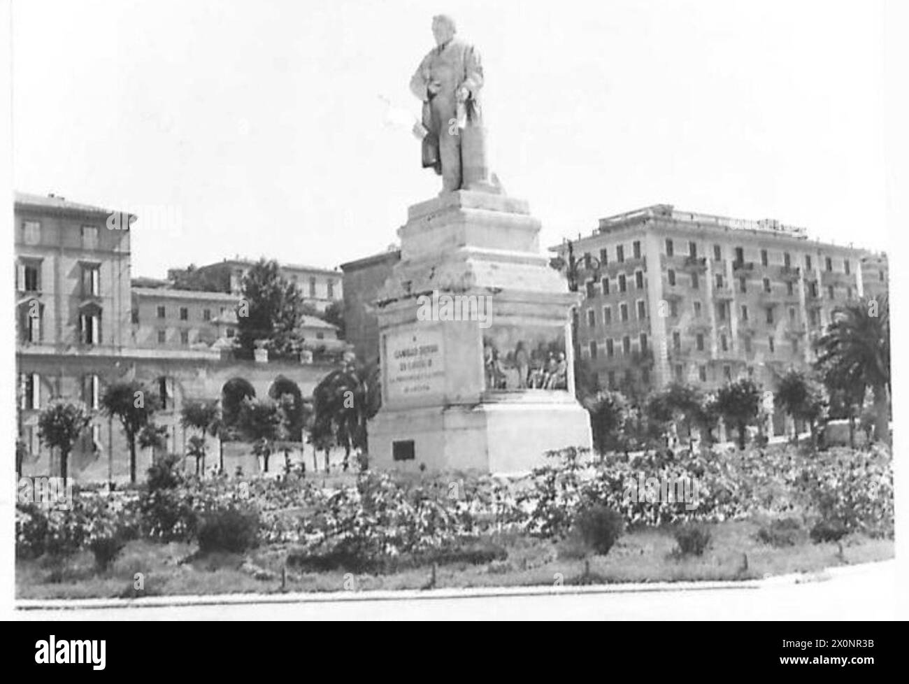 THE POLISH ARMY IN THE ITALIAN CAMPAIGN, 1943-1945 - The Battle of Ancona. The Polish national flag hoisted by the monument to Count Camillo Benso di Cavour in the centre of the city after its capture by the 2nd Polish Corps, 19 July 1944 Polish Army, Polish Armed Forces in the West, Polish Corps, II Stock Photo