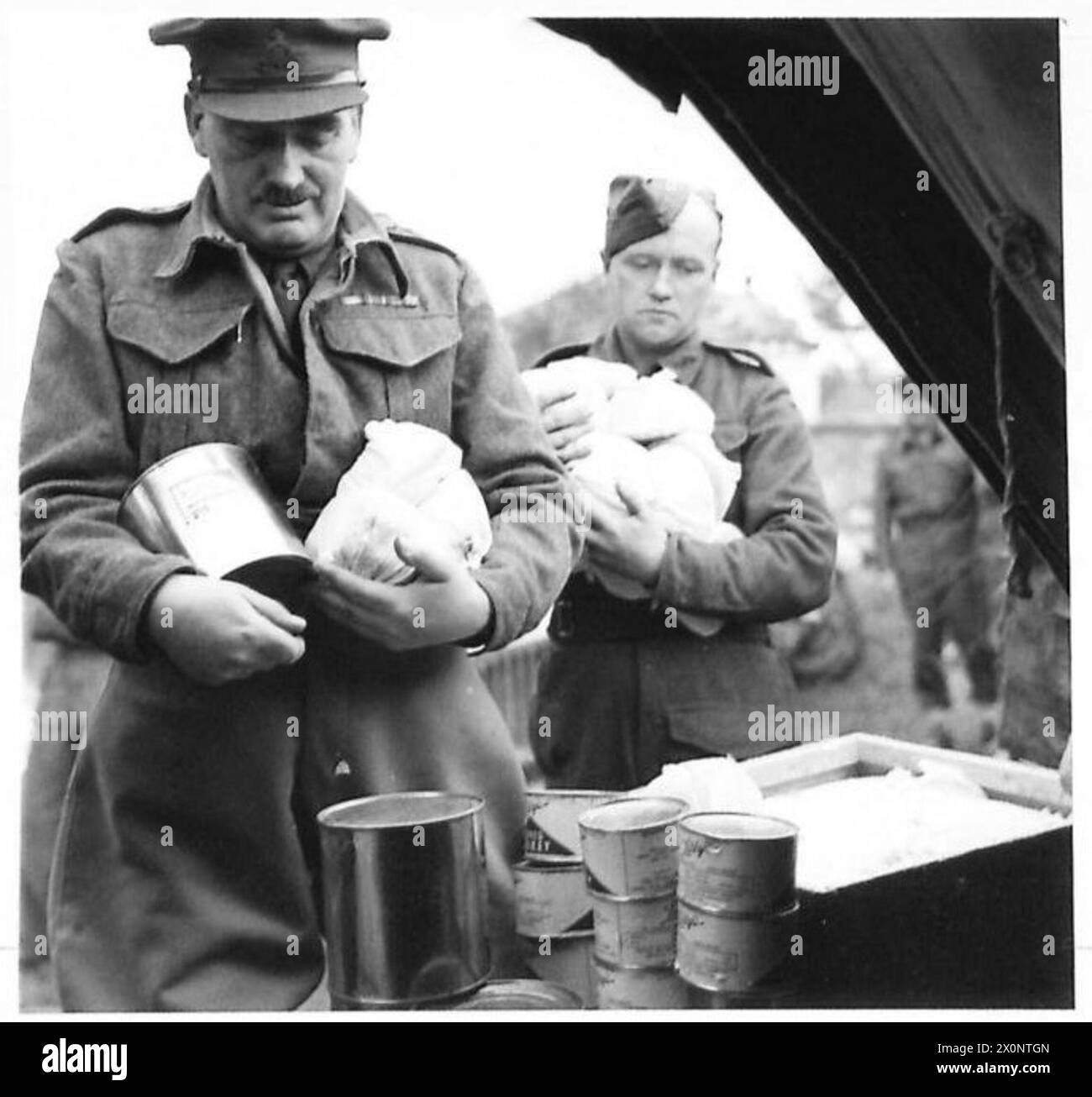THE BRITISH ARMY IN NORTH AFRICA, SICILY, ITALY, THE BALKANS AND AUSTRIA 1942-1946 - Loading a truck with Christmas Puddings and Mince Meat. Photographic negative , British Army Stock Photo