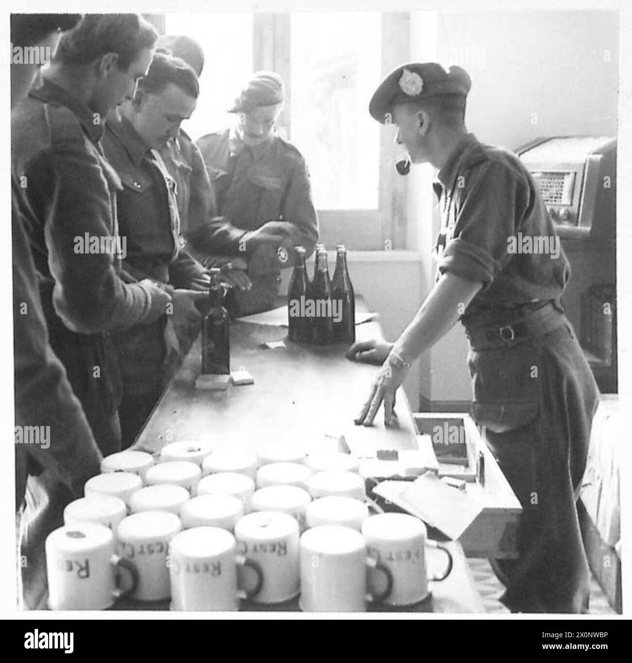 THE BRITISH ARMY IN NORTH AFRICA, SICILY, ITALY, THE BALKANS AND AUSTRIA 1942-1946 - Attractive aspect of the camp is the canteen where men can purchase beer and cigarettes, and other NAAFI stores. Photographic negative , British Army Stock Photo