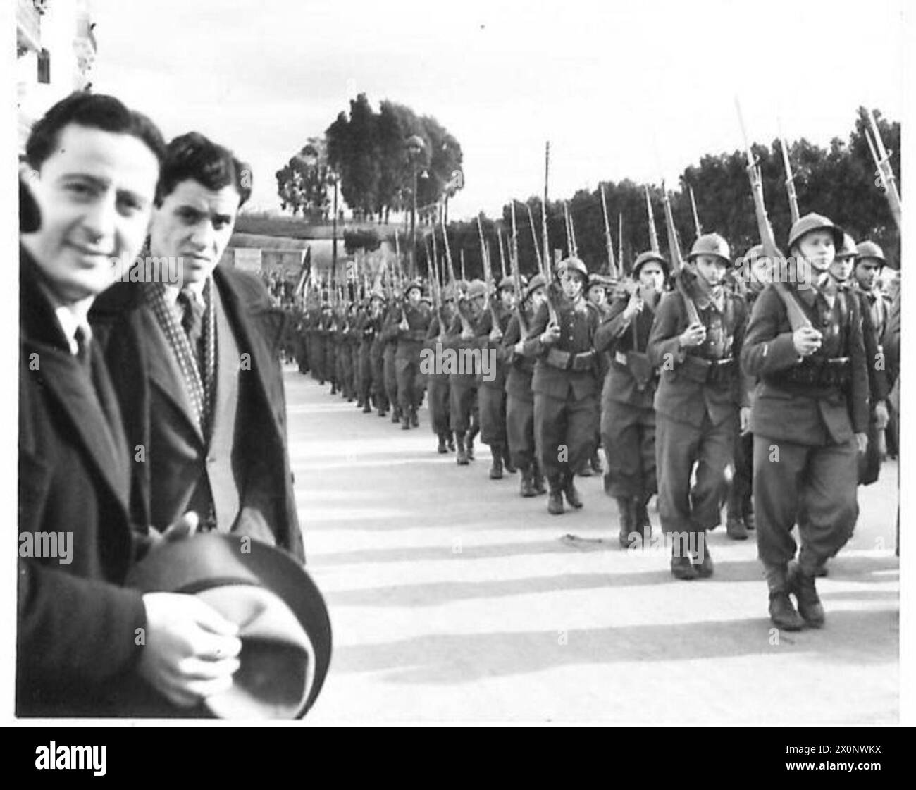 THE ALLIED OCCUPATION OF FRENCH NORTH AFRICA, 1942-1945 - A French unit at a ceremonial parade in Allied-occupied Algiers. Photograph probably taken during commemoration parade of Napoleon's victory at Austerlitz, 2 December 1942 French Army Stock Photo