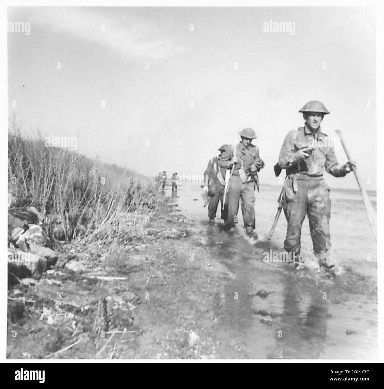 EIGHTH ARMY : COMMANDOS INTO THE ATTACK - Commandos withdrew to allow
