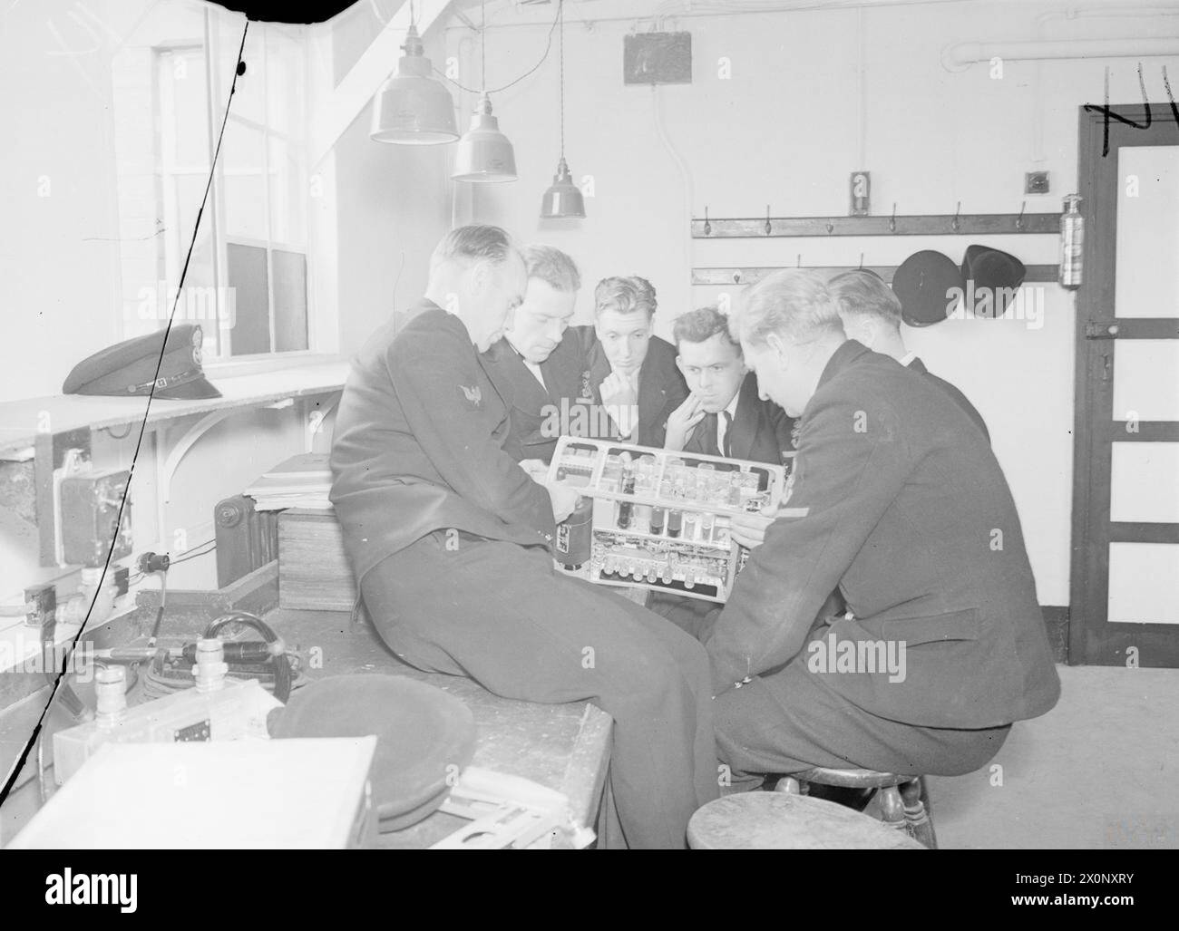 AT HMS ARIEL, ROYAL NAVAL AIR RADIO MECHANICS TRAINING ESTABLISHMENT. 27 JUNE 1945, WARRINGTON, LANCS, RADAR AND RADIO EQUIPMENT AT HMS ARIEL. - Classroom Training Stock Photo
