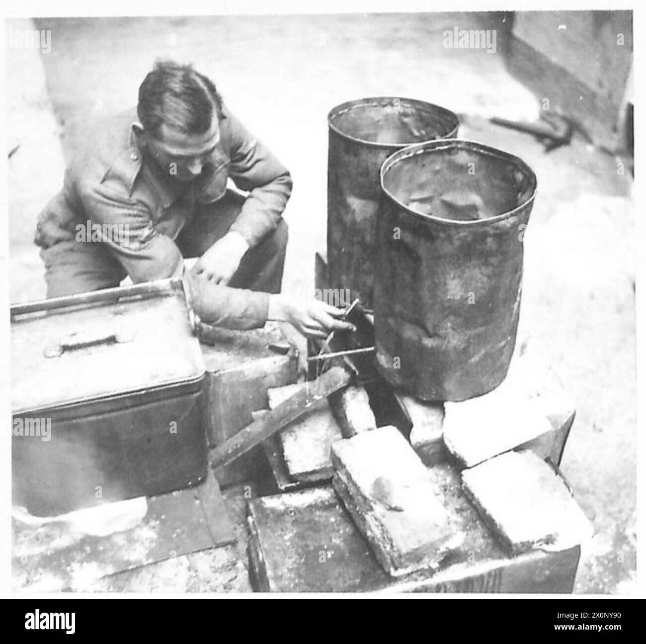 ITALY : EIGHTH ARMYGARRISON TOWN C.M.F. - How many housewives know that heavy oil and water burn well together? The oil and water run from their respective containers into one pieces of piping and burn furiously. Drums of this size last for 5 to 7 hours cooking. Photographic negative , British Army Stock Photo