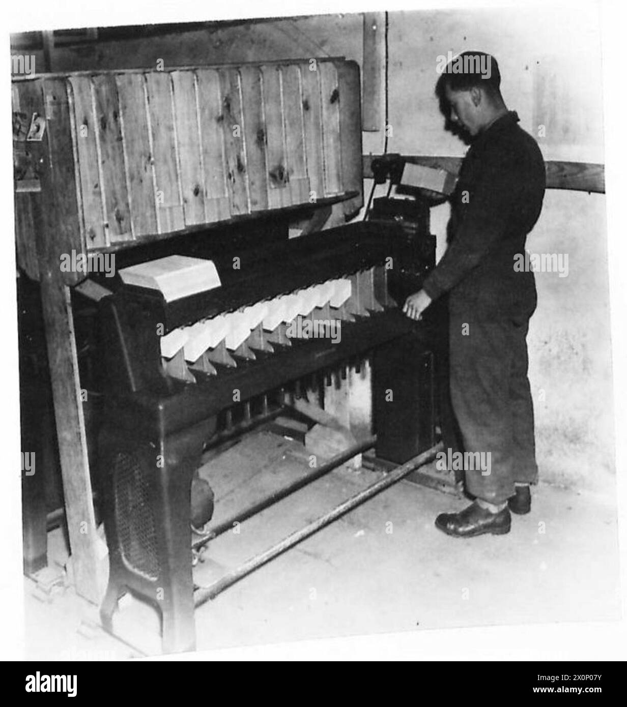 RECORDS MACHINES - The Sorter Machine. Operator is Rfn. P.J. Yates of Kingston-on-Thames, Surrey. Photographic negative , British Army Stock Photo