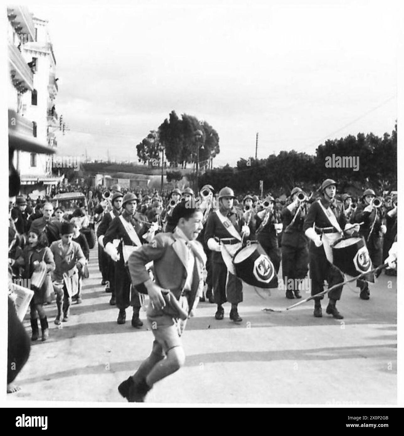 THE ALLIED OCCUPATION OF FRENCH NORTH AFRICA, 1942-1945 - A French military band at a ceremonial parade in Allied-occupied Algiers. Photograph probably taken during commemoration parade of Napoleon's victory at Austerlitz, 2 December 1942 French Army Stock Photo