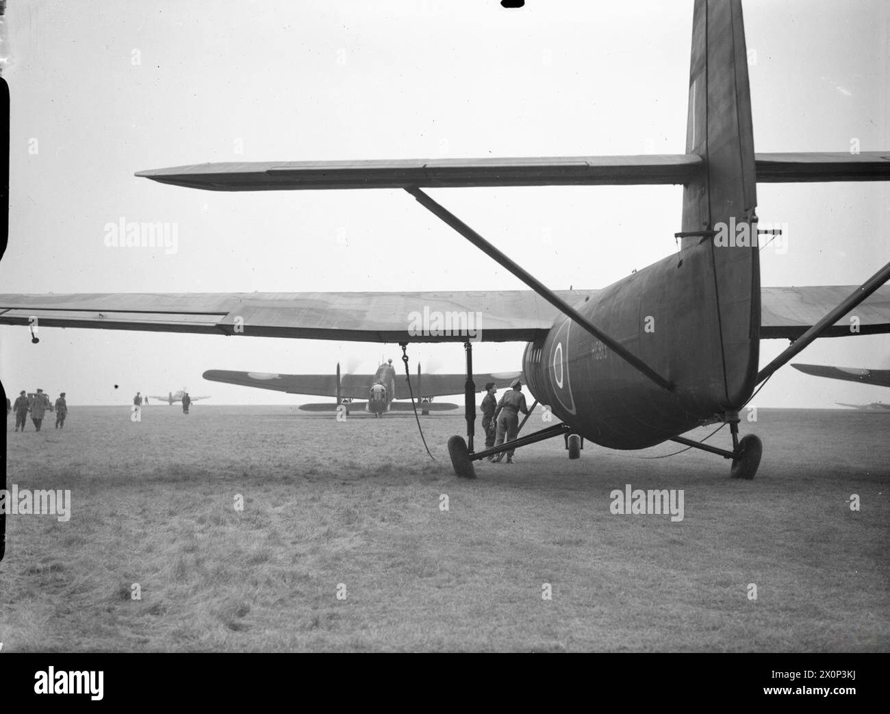ROYAL AIR FORCE ARMY CO-OPERATION COMMAND, 1940-1943. - An Airspeed Horsa Mark I troop-carrying glider is hooked up to an Armstrong Whitworth Whitley Mark V glider-tug of No. 297 Squadron RAF, before taking off, during an organised press visit to No. 38 Wing RAF and the Airborne Division at Netheravon, Wiltshire Royal Air Force, 297 Squadron Stock Photo