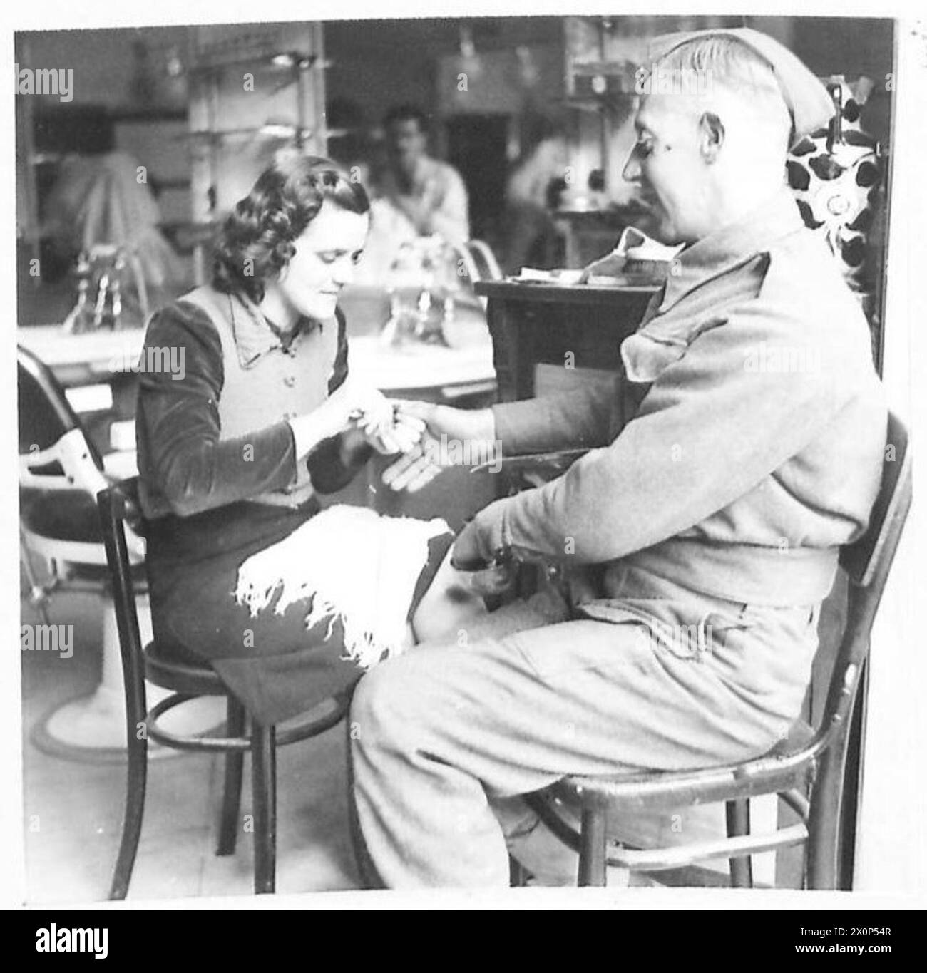 ITALYLIFE IN ALLIED-OCCUPIED NAPLES - Dvr. CArdwell of Preston has a manicure in one of the many hairdressers. Photographic negative , British Army Stock Photo