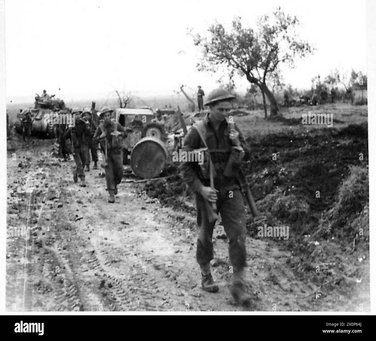 ITALY : EIGHTH ARMY FRONT - Men of the 49th Edmonton Regiment moving off for the attack against the enemy positions. Photographic negative , British Army Stock Photo