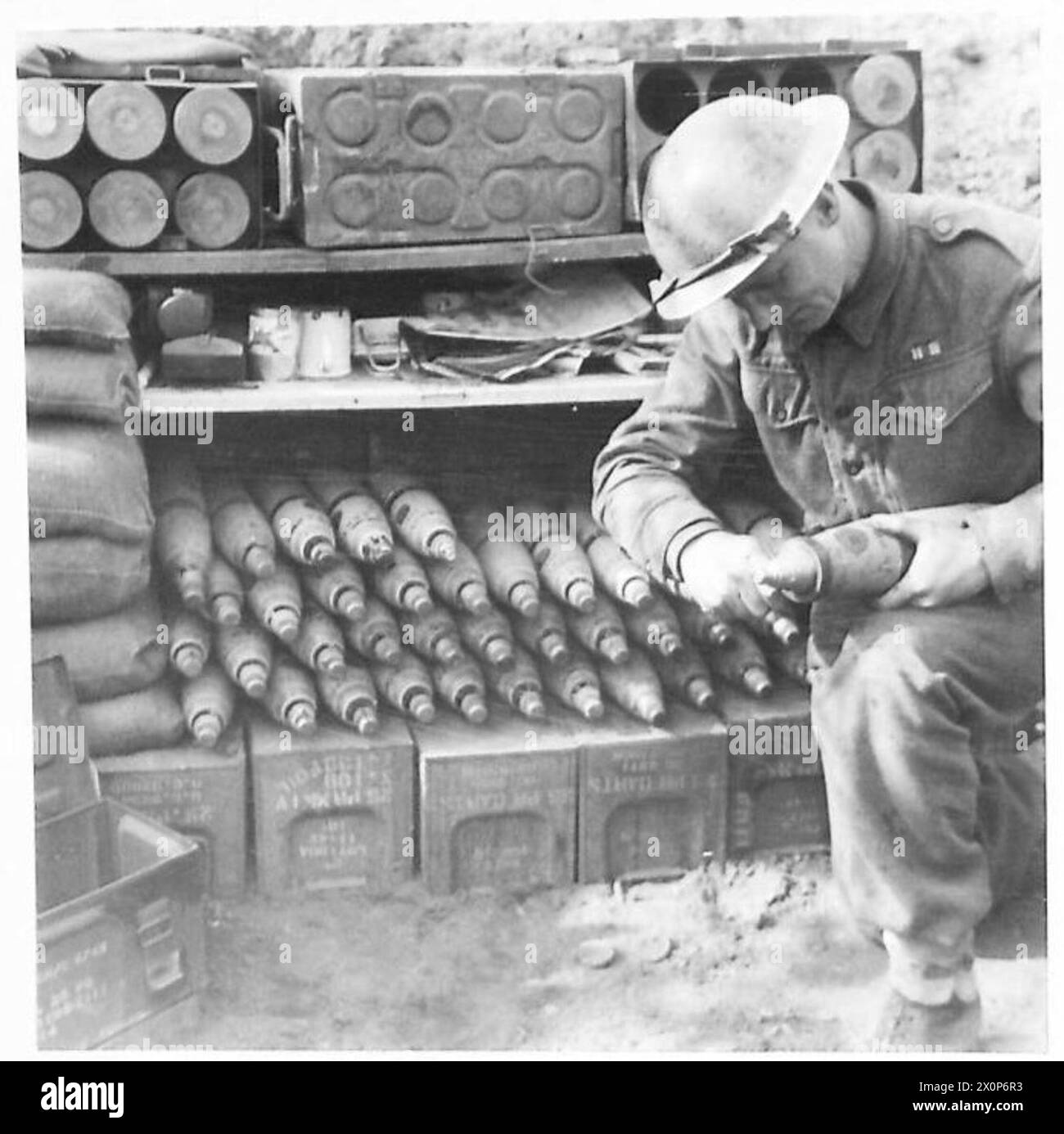 THE BRITISH ARMY IN NORTH AFRICA, SICILY, ITALY, THE BALKANS AND AUSTRIA 1942-1946 - A 25-Pounder shell being fused for an airburst. Photographic negative , British Army Stock Photo