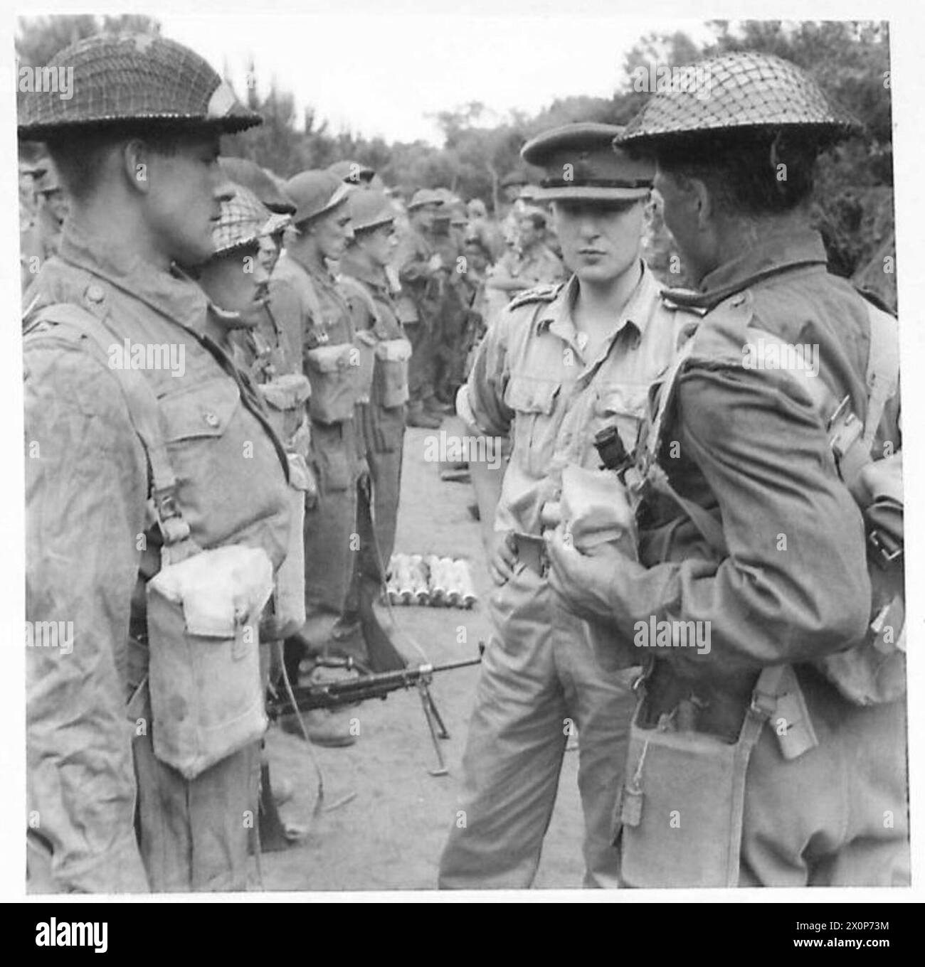 FIFTH ARMY : ANZIO OFFENSIVE - Before moving off, the Platoon Commander inspects his men to ensure that all correct equipment is assembled. Left to right:- L/Cpl. T. Brown of 27 Davidson Street, Felling, Co.Durham Lieut. C.W. Newton of Little Adstock, Adstock, Winslow, Bucks Sgt. J. Calder of 146 Hawthorne Road,Ashington, Northumberland. Photographic negative , British Army Stock Photo