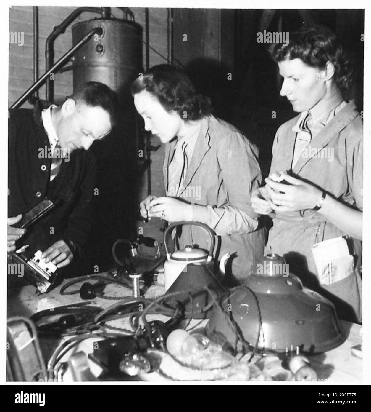 ATS HANDIWORK COURSE How to mend a fuse. Pte. Methven receives