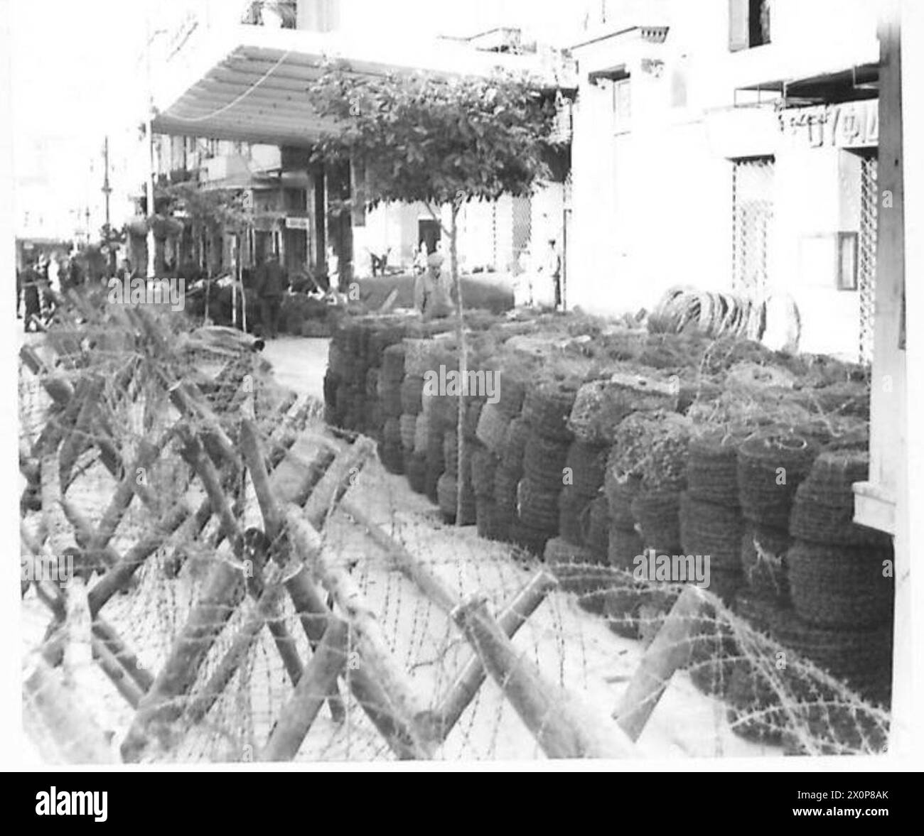 THE BRITISH ARMY IN NORTH AFRICA, SICILY, ITALY, THE BALKANS AND AUSTRIA 1942-1946 - Paratroops are constructing wire barricades to help in the defence of the British-held sector of Athens. Photographic negative , British Army Stock Photo