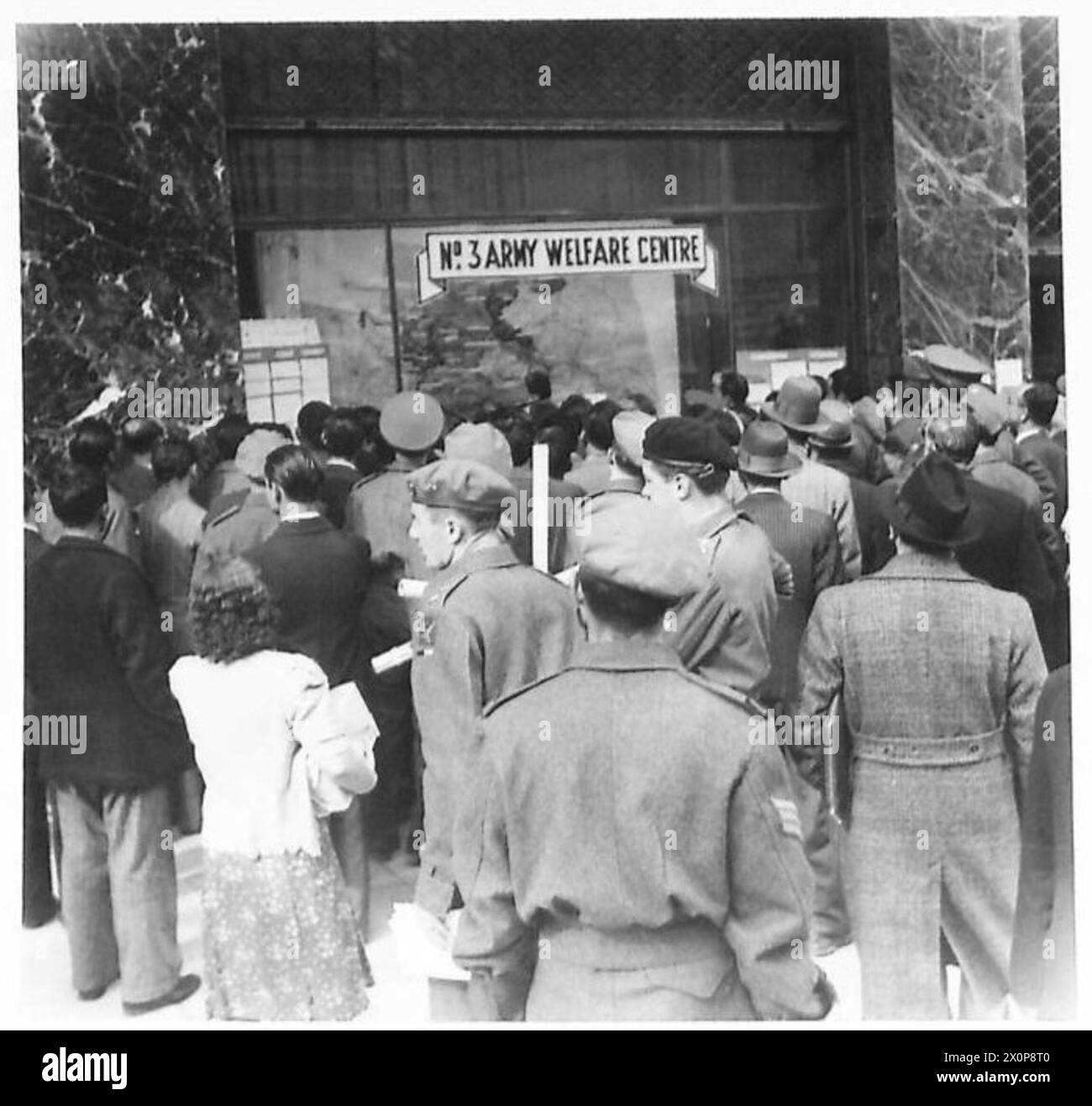 GREECE :VARIOUS - News-hungry people watching the progress of the war