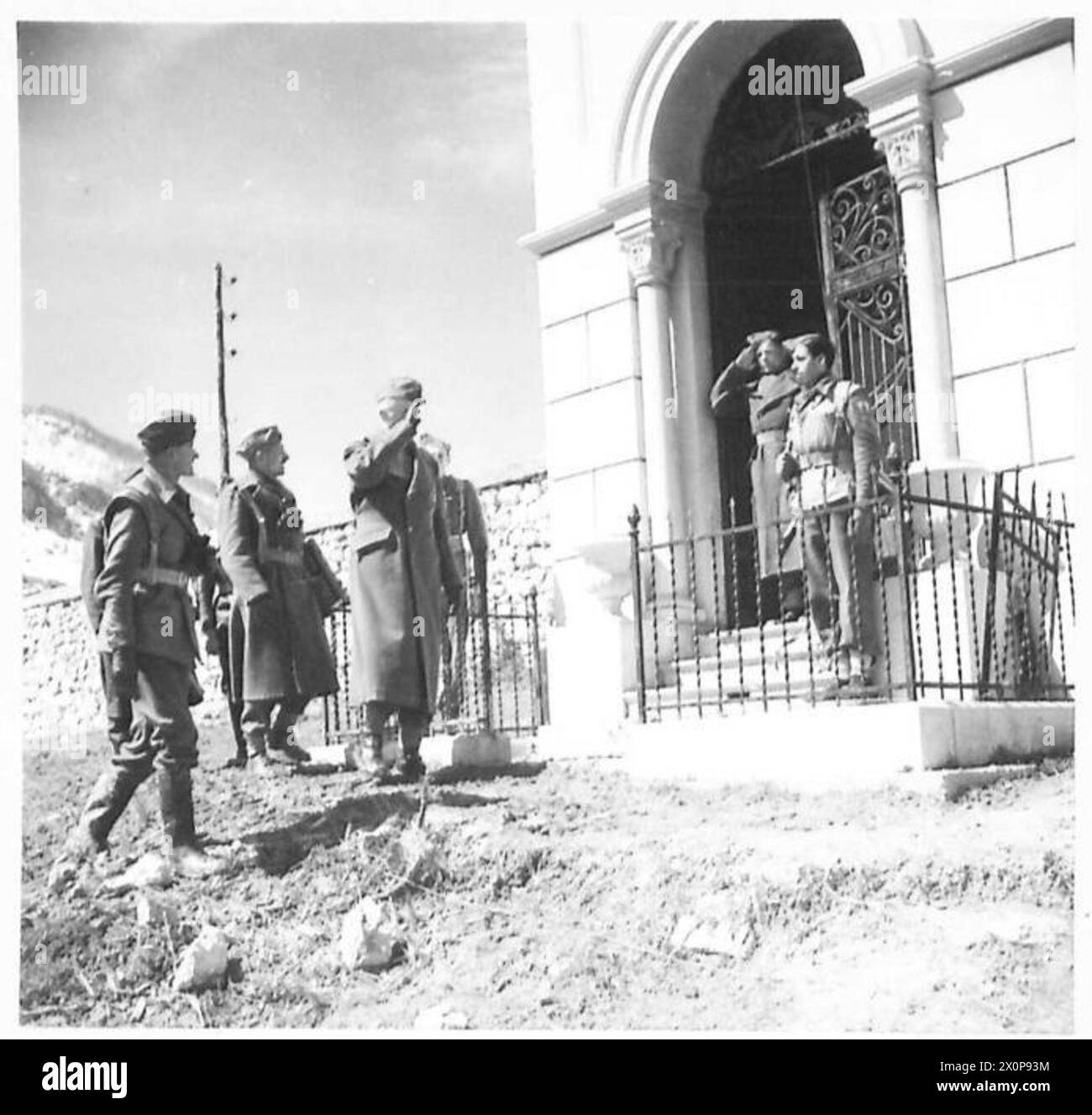 THE POLISH ARMY IN THE ITALIAN CAMPAIGN, 1943-1945 - General Kazimierz Sosnkowski, the C-in-C of the Polish Armed Forces, passing a cemetery to inspect a position of one of the units of the 3rd Carpthian Rifles Division (2nd Polish Corps). Photograph taken outside of San Pietro Avellana during his visit to various units of the Division, 28/29 March 1944 Polish Army, Polish Armed Forces in the West, Polish Corps, II, Polish Armed Forces in the West, Carpathian Rifles Divisior, 3, 8th Army, Sosnkowski, Kazimierz Stock Photo