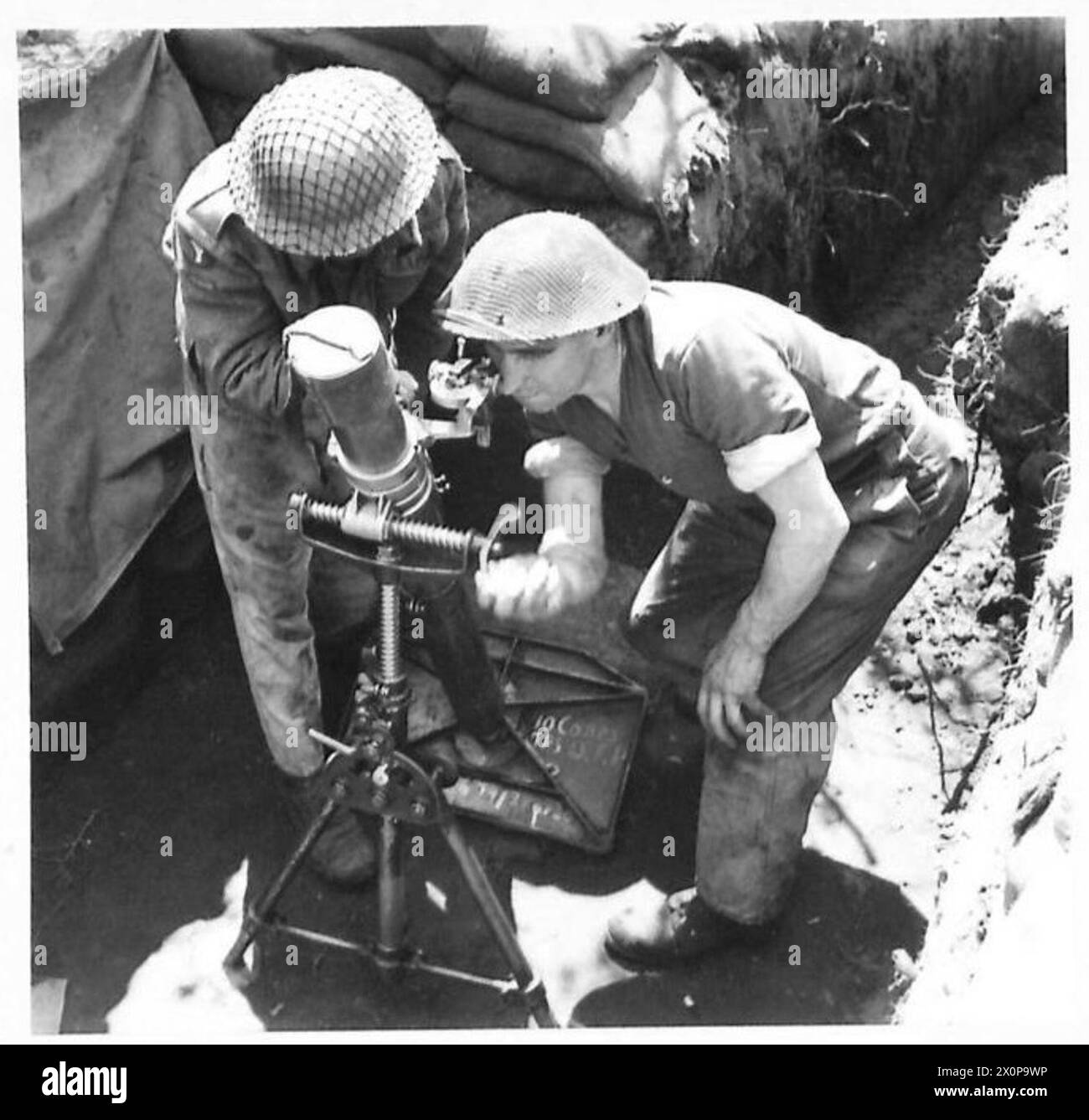 FIFTH ARMY : ANZIO BRIDGEHEAD (VARIOUS) - Tpr. H. Rigby (left) of 124 Grantham Road, Manor Park, London, E.12 and Tpr. J. Spearing of 53 Charlton Vale, Kilburn, London, N.W.6 laying a mortar. Photographic negative , British Army Stock Photo