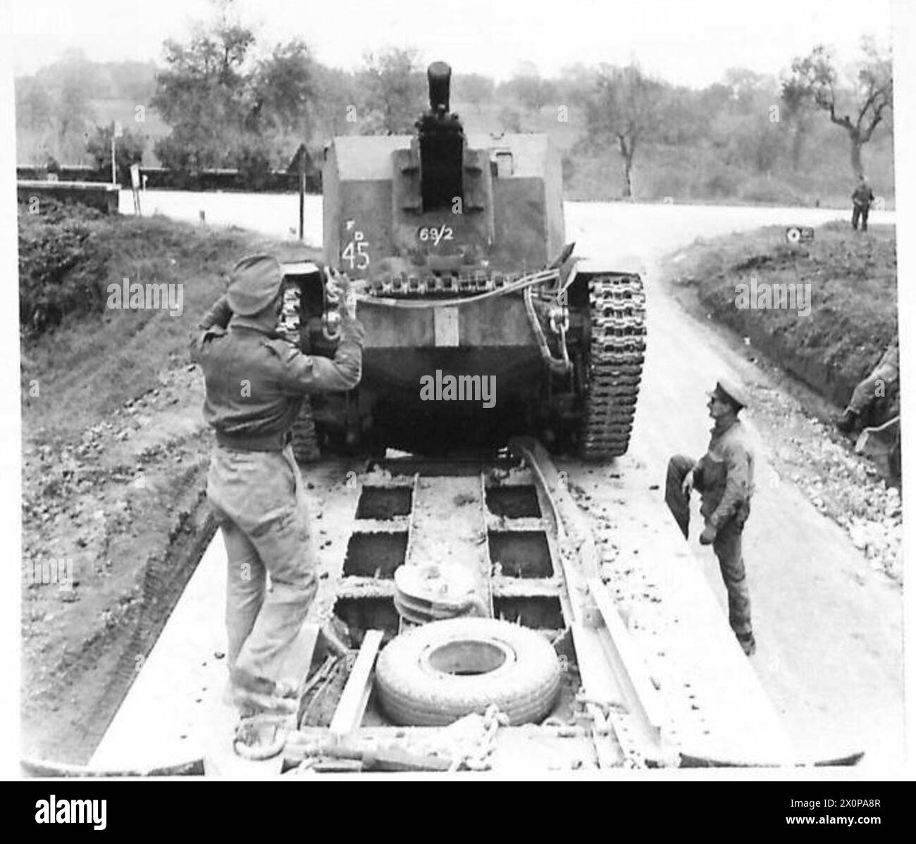 ITALY : FIFTH ARMY - A Bishop s.p. gun of 142 Field Regiment 23 ...