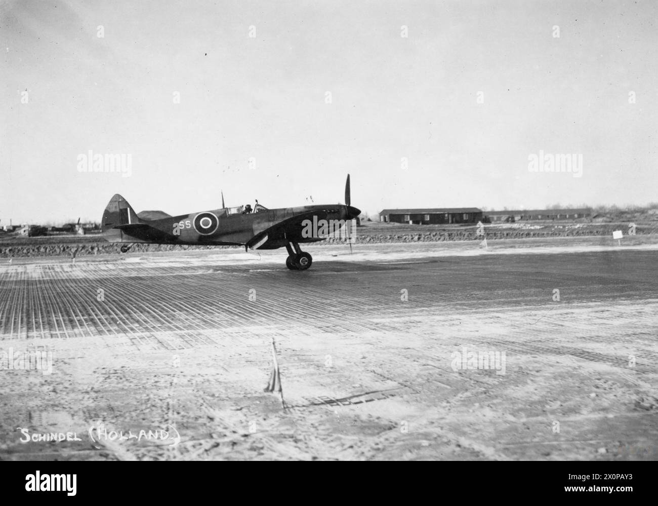 ROYAL AIR FORCE: 2ND TACTICAL AIR FORCE, 1943-1945. - Wing Commander R W F 'Sammy' Sampson, leader of No. 145 (Free French) Wing RAF, landing at B85/Schijndel, Holland, in his personal Supermarine Spitfire Mark IX, RK853 'SS' Royal Air Force, Group, 84, Royal Air Force, Maintenance Unit, 201 Stock Photo